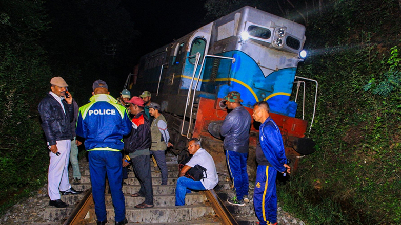 Τρένο συγκρούστηκε με ελέφαντες στη Σρί Λάνκα Τρένο συγκρούστηκε με ελέφαντες στη Σρί Λάνκα