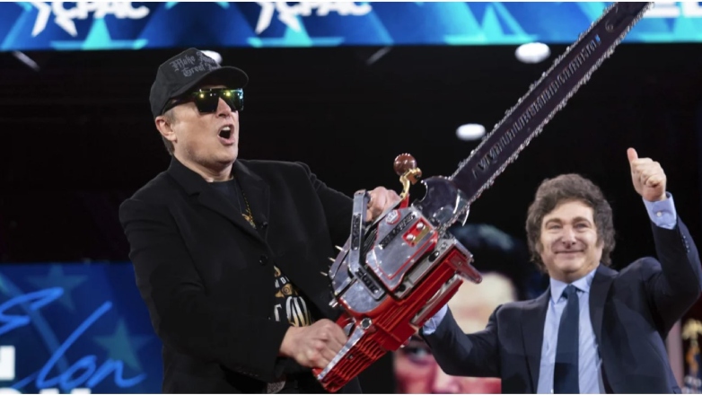 Νέο σόου του Ίλον Μασκ: Εμφανίστηκε με αλυσοπρίονο