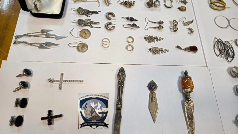 Κοσμήματα, χρυσαφικά και συλλήψεις «χρυσοδάκτυλων» στη Νέα Μάκρη