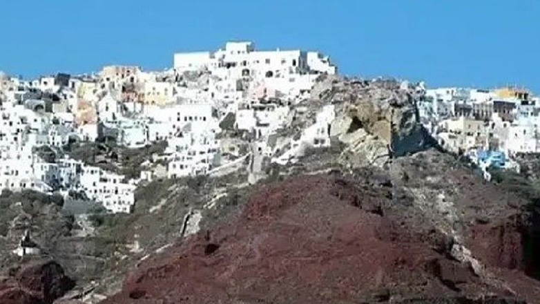 ΥΠΕΝ: Το ποσοστό της παράνομης  δόμησης στη Σαντορίνη είναι σχεδόν στο 100%