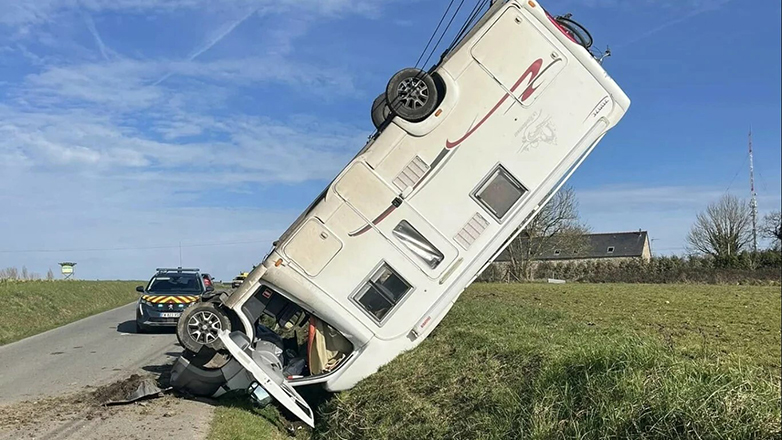 Γαλλία: Απίστευτη ανατροπή τροχόσπιτου – Έμεινε όρθιο στο μπροστινό του μέρος