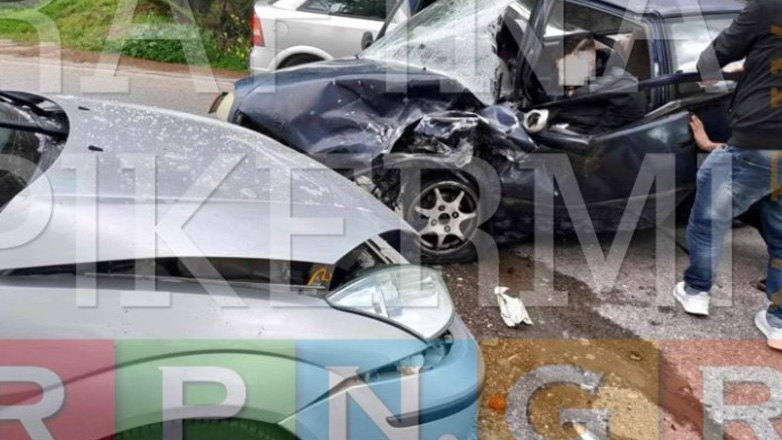 Ραφήνα: Σοβαρό τροχαίο με τέσσερις τραυματίες