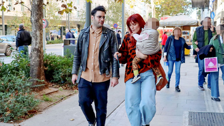 Μαίρη Συνατσάκη – Ίαν Στρατής: Βόλτα στο κέντρο της Αθήνας αγκαλιά με την κόρη τους Ολίβια – Φωτογραφίες