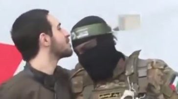 Ισραηλινός όμηρος φιλά τους μαχητές της Χαμάς