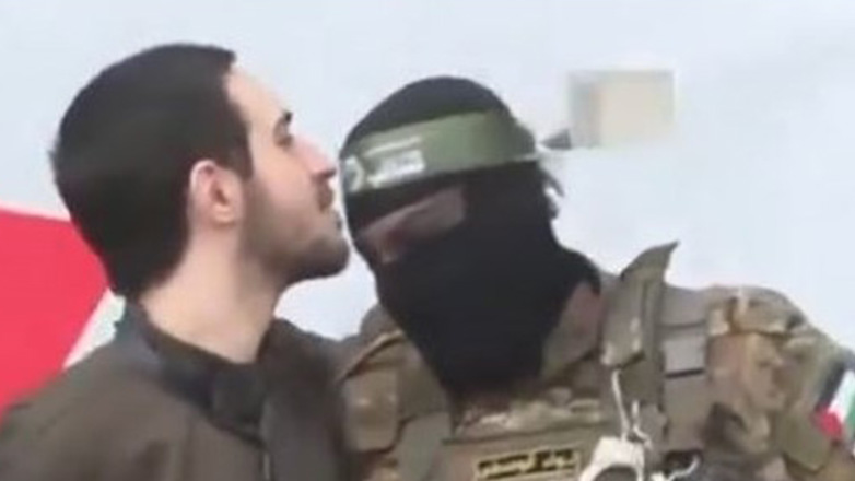 Ισραηλινός όμηρος φιλά τους μαχητές της Χαμάς