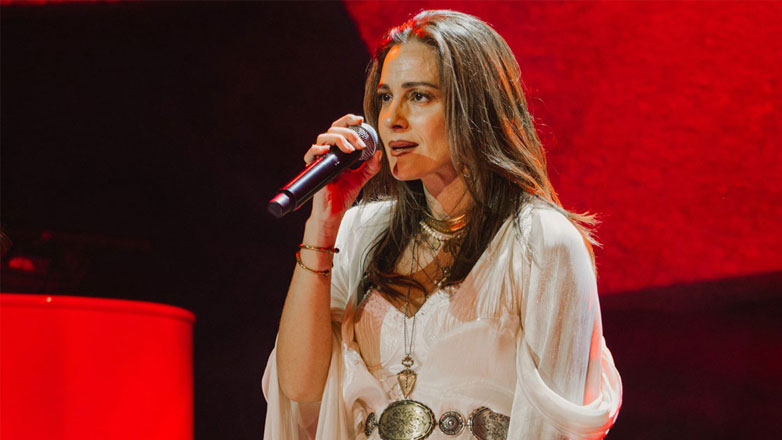 Τέμπη: Η Νατάσα Μποφίλιου εμφανίστηκε στη σκηνή με μπλουζάκι «Δεν έχω οξυγόνο»