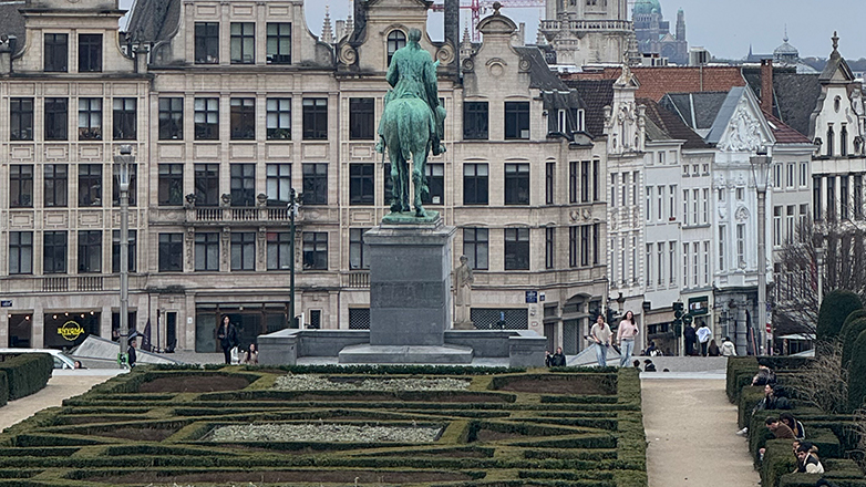 Η Αναΐς Βάθη συνομιλεί με τον σκηνοθέτη Ηλία Κοντέα για τα Κόκκινα Φανάρια στις Βρυξέλλες