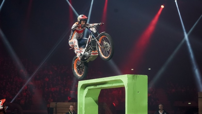 Ο κορυφαίος τραϊαλίστας Toni Bou αψηφά τη βαρύτητα!