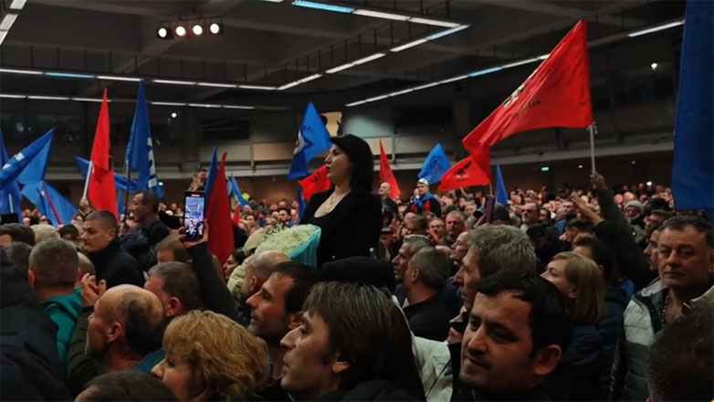 Ο ελληνικός εθνικός ύμνος στην προεκλογική συγκέντρωση του Σαλί Μπερίσα στο ΣΕΦ