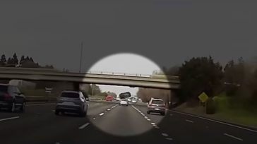 Έπεσε με το αυτοκίνητο από τη γέφυρα, στον από κάτω αυτοκινητόδρομο, αλλά σώθηκε (Βίντεο)