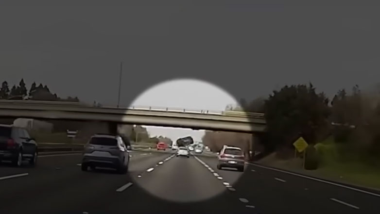 Έπεσε με το αυτοκίνητο από τη γέφυρα, στον από κάτω αυτοκινητόδρομο, αλλά σώθηκε (Βίντεο)