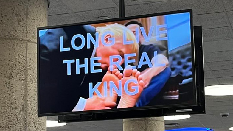 Σάλος στις ΗΠΑ: Χάκερς πρόβαλαν στις οθόνες υπουργείου βίντεο με τον Τραμπ να φιλάει τα πόδια του Μασκ