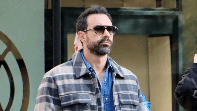 Σάκης Τανιμανίδης: Με casual εμφάνιση στο κέντρο της Αθήνας – Φωτογραφίες