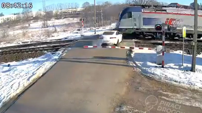 Απίστευτος: Δεν καθάρισε το χιόνι από το παρμπρίζ του και έπεσε πάνω στο τρένο (Βίντεο)