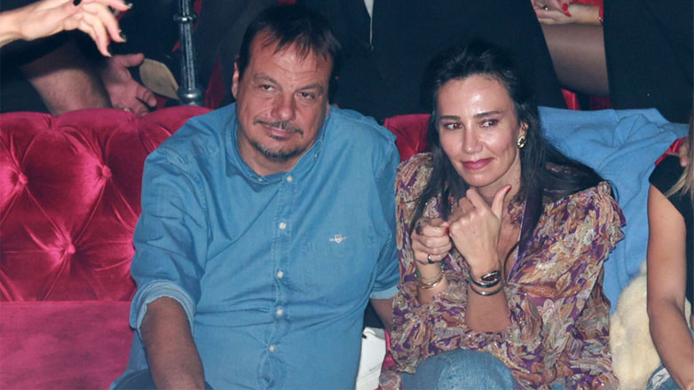 Ergin Ataman: Σπάνια βραδινή έξοδος με την γοητευτική σύζυγό του, Berna στα μπουζούκια