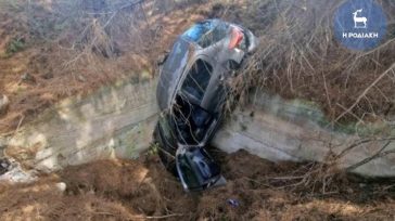 Σοκαριστικό τροχαίο στη Ρόδο: Γυναίκα έπεσε με το ΙΧ σε χαντάκι στην προσπάθειά της να αποφύγει ελάφι