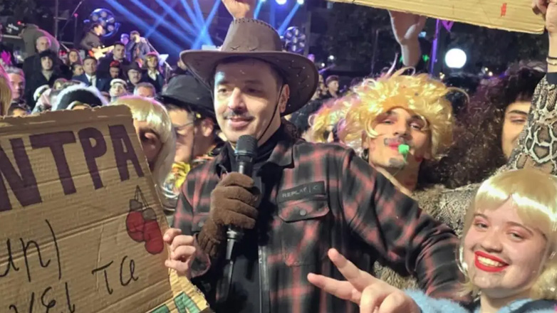 Η «Ραμόνα» στο καρναβάλι! – Η έκπληξη που έκαναν οι Αρτινοί στον Αλέξανδρο Τσουβέλα