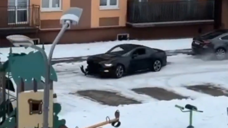 Ρωσία: Περαστικοί σταμάτησαν μεθυσμένο οδηγό πετώντας του χιονόμπαλες – Δείτε βίντεο Ρωσία: Περαστικοί σταμάτησαν μεθυσμένο οδηγό πετώντας του χιονόμπαλες – Δείτε βίντεο