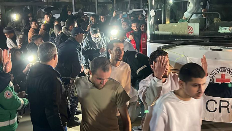 Έφτασαν στη Γάζα οι Παλαιστίνιοι κρατούμενοι που απελευθέρωσε το Ισραήλ Έφτασαν στη Γάζα οι Παλαιστίνιοι κρατούμενοι που απελευθέρωσε το Ισραήλ