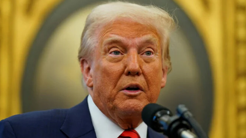 Ο Τραμπ συνεχάρη την Αϊόβα για την αφαίρεση δικαιωμάτων των τρανς