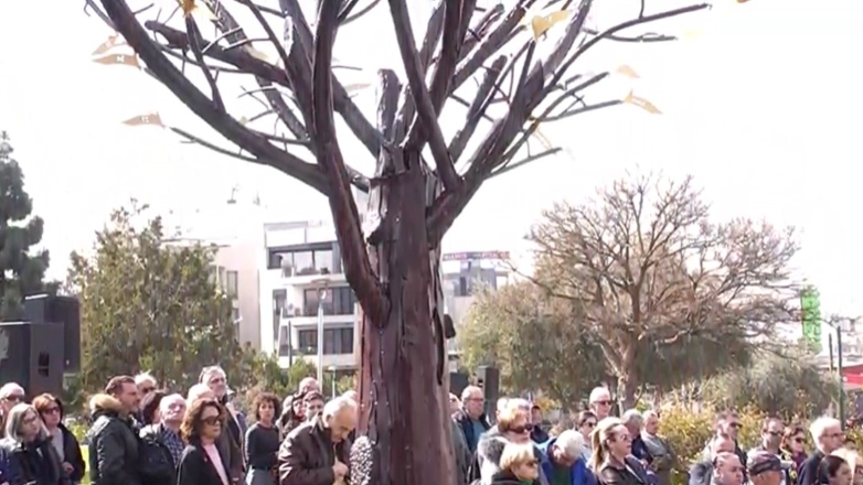 Αποκαλυπτήρια μνημείου για τα Τέμπη στο κέντρο της Αθήνας