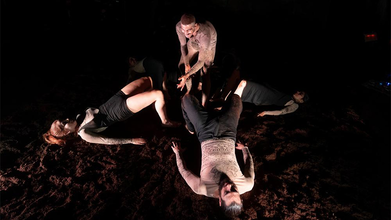 Η παράσταση «Η ζωή και ο θάνατος του Καραβέλα» έρχεται εκ νέου στο Ίδρυμα Μιχάλης Κακογιάννης