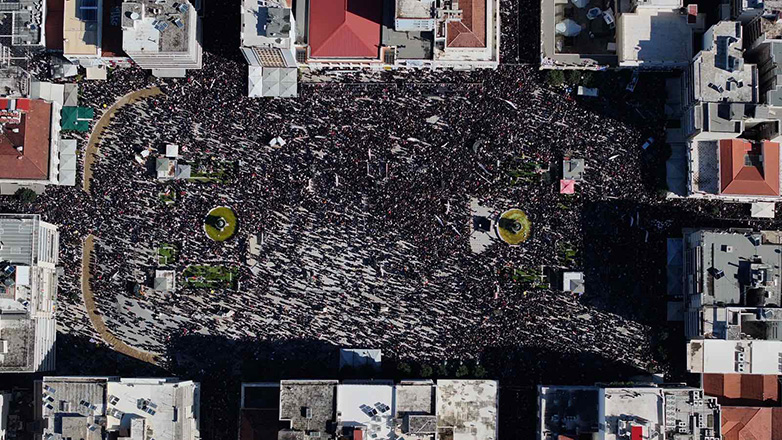 Εναέρια πλάνα από την συγκέντρωση μνήμης στην Πλατεία Γεωργίου στην Πάτρα για την τραγωδία στα Τέμπη