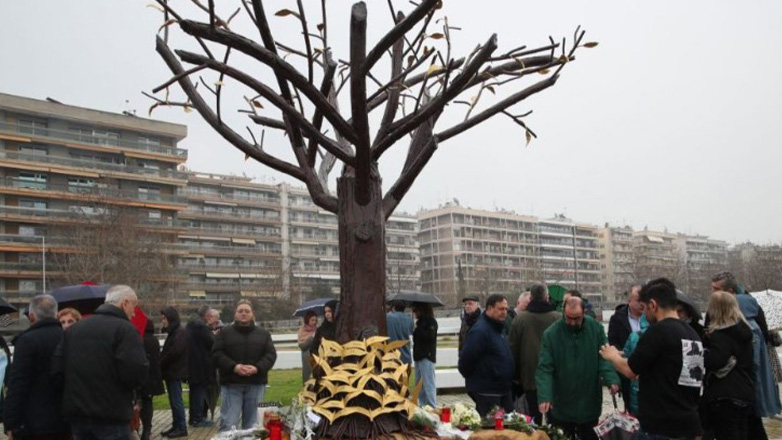 Συγκίνηση στα αποκαλυπτήρια του γλυπτού των Τεμπών «Το δέντρο της μνήμης» στη Νέα Παραλία Θεσσαλονίκης