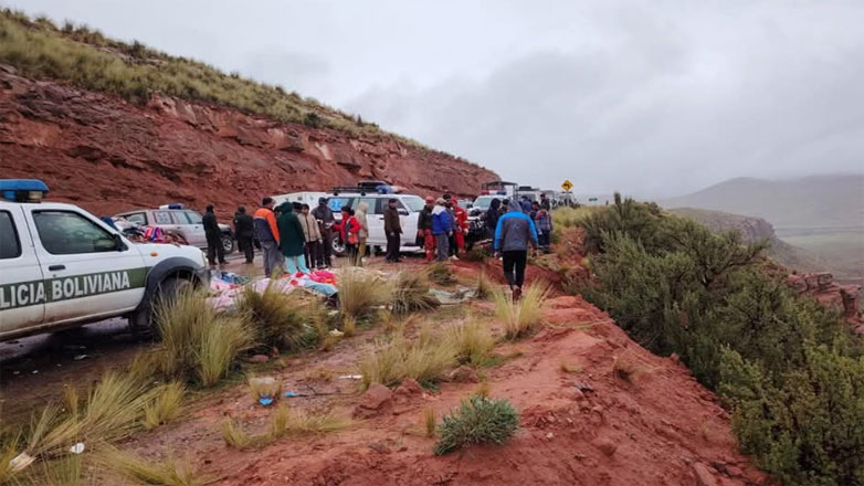 Βολιβία: Τουλάχιστον 25 νεκροί από πτώση λεωφορείου σε χαράδρα μετά από σύγκρουση με φορτηγό