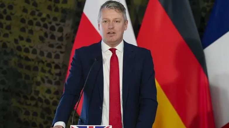 Αδειάζει τον Μακρόν ο υφυπουργός Άμυνας της Βρετανίας