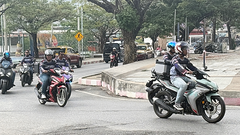 Κυκλοφορώντας με μοτοσυκλέτα στο Koh Samui της Ταϊλάνδης