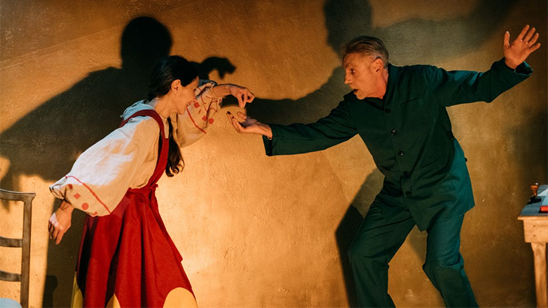 «Le Passeport» του Pierre Bourgeade στον κάτω χώρο του «Μαμά Ψωμί» στο Κουκάκι