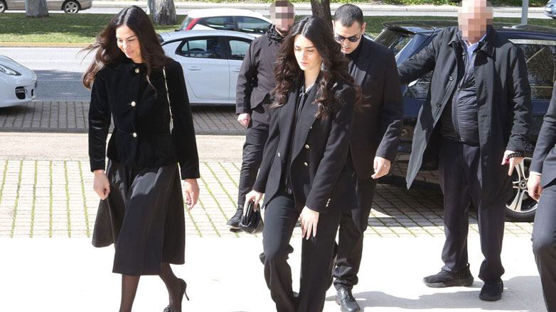 Αλέξης Κούγιας: Συντετριμμένη η πρώην σύζυγός του, Εύη Βατίδου στο τελευταίο «αντίο» στον Ιερό Ναό Παναγίας Φανερωμένης