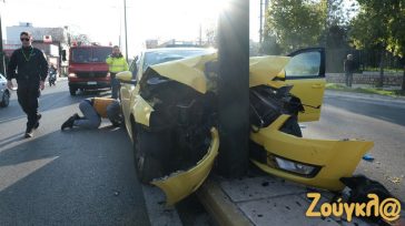 Ταξί «καρφώθηκε» σε κολόνα στην Πειραιώς