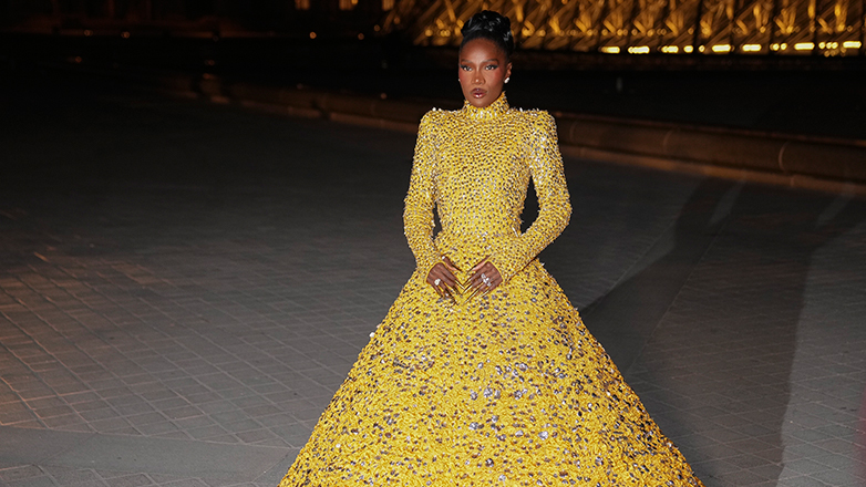 Η εκθαμβωτική εμφάνιση της Doechii στο γκαλά «Le Grand Dîner du Louvre» στο Παρίσι