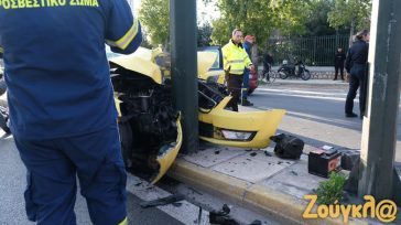 Πέθανε η επιβάτης του ταξί που καρφώθηκε σε κολώνα στη Πειραιώς