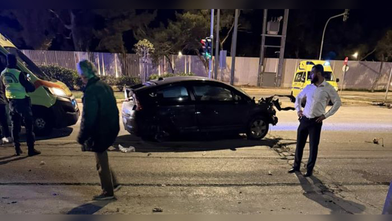 Νεαρός οδηγός προσέκρουσε σε στάση λεωφορείου στη λεωφόρο Ποσειδώνος