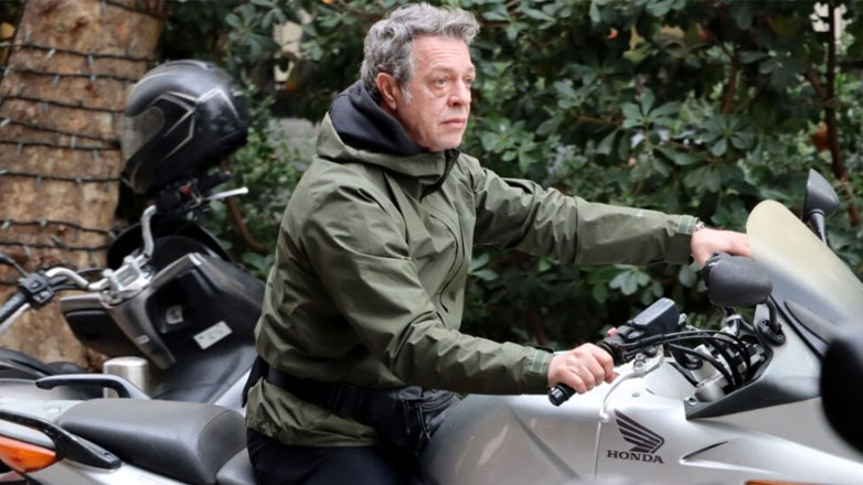 Γιάννης Τσορτέκης: Χαλαρή βόλτα με την μηχανή του στο κέντρο της Αθήνας