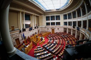 Πόλεμος για το επίμαχο email στη Βουλή