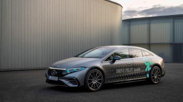 Αυτόνομη οδήγηση στη Γερμανία:  Η Mercedes-Benz πήρε έγκριση για τη δοκιμή ειδικών φώτων σήμανσης