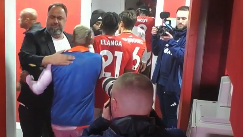 Τα συγχαρητήρια του Μαρινάκη στους παίκτες της Νότιγχαμ μετά τη μεγάλη νίκη επί της Σίτι!