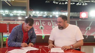 Η στιγμή της υπογραφής του Μεντιλίμπαρ στο νέο του συμβόλαιο, παρουσία του Μαρινάκη