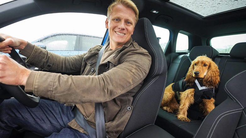 Έρευνα: Με τι… καύσιμο προτιμούν να ταξιδεύουν οι σκύλοι; Ρεύμα, βενζίνη ή ντίζελ;