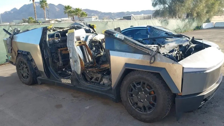 Απίστευτο: Σε δημοπρασία το Tesla Cybertruck που εξερράγη έξω από το ξενοδοχείο του Τραμπ