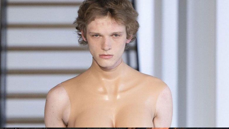 Επίδειξη μόδας στο Παρίσι: Σόκαρε το κοινό ο Ολλανδός σχεδιαστής με το ανδρικό top που θυμίζει γυναικείο στήθος