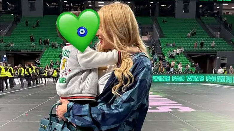 Κωνσταντίνα Σπυροπούλου: Παρακολούθησε αγώνα μπάσκετ με τον δύο χρονών γιο της, Βλάσση – Η πανάκριβη τσάντα που κρατούσε