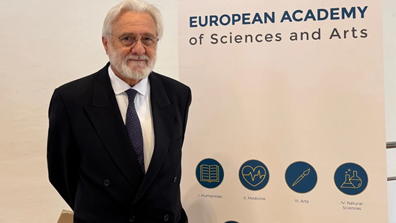Ο Γιάννης Σμαραγδής γίνεται ο πρώτος Έλληνας σκηνοθέτης στην Ευρωπαϊκή Ακαδημία Επιστημών και Τεχνών