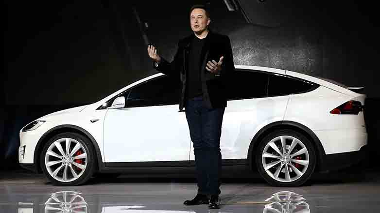 Οι πωλήσεις των Tesla καταρρέουν και ο Τραμπ ανέλαβε να… βοηθήσει