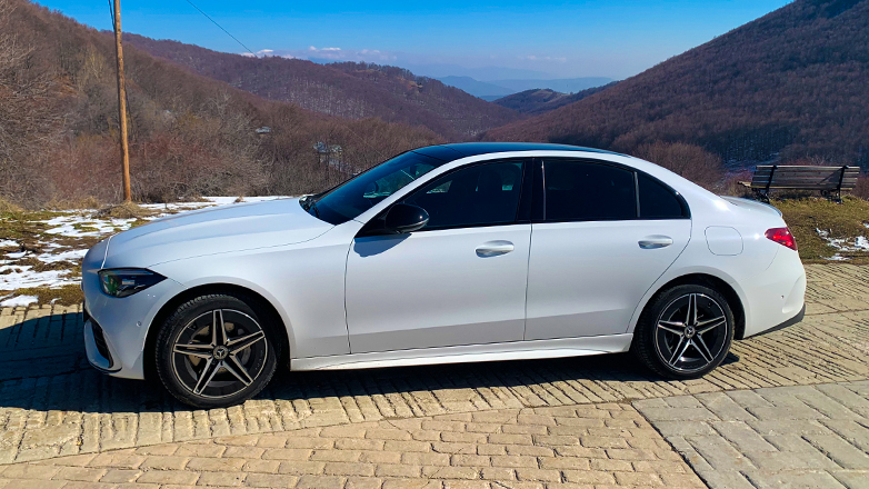 Mercedes: Δοκιμάζουμε την C 300e 5ης γενιάς, που συνδυάζει τη βενζίνη με την ηλεκτρική κίνηση