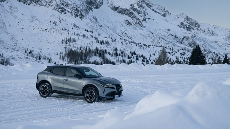 Alfa Romeo: Παρουσιάσθηκε το νέο σύστημα τετρακίνησης της Junior Ibrida Q4- Πότε ξεκινούν οι παραγγελίες